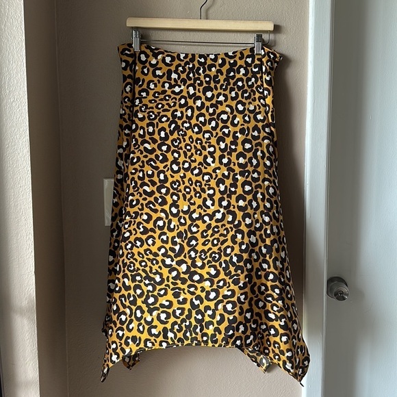 WHO WHAT WEAR Mustard Yellow Leopard Print Side Zip Skirt - Picture 3 of 8